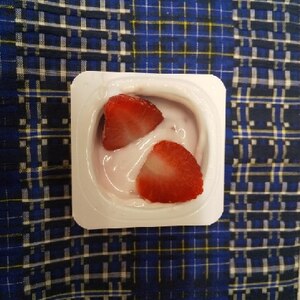 苺とブルーベリーのグラノーラヨーグルト